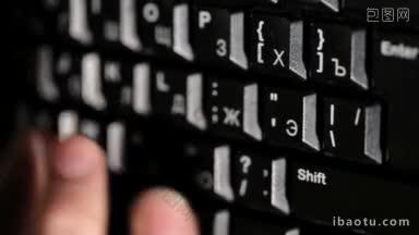 一位女士正在键盘上打字上网